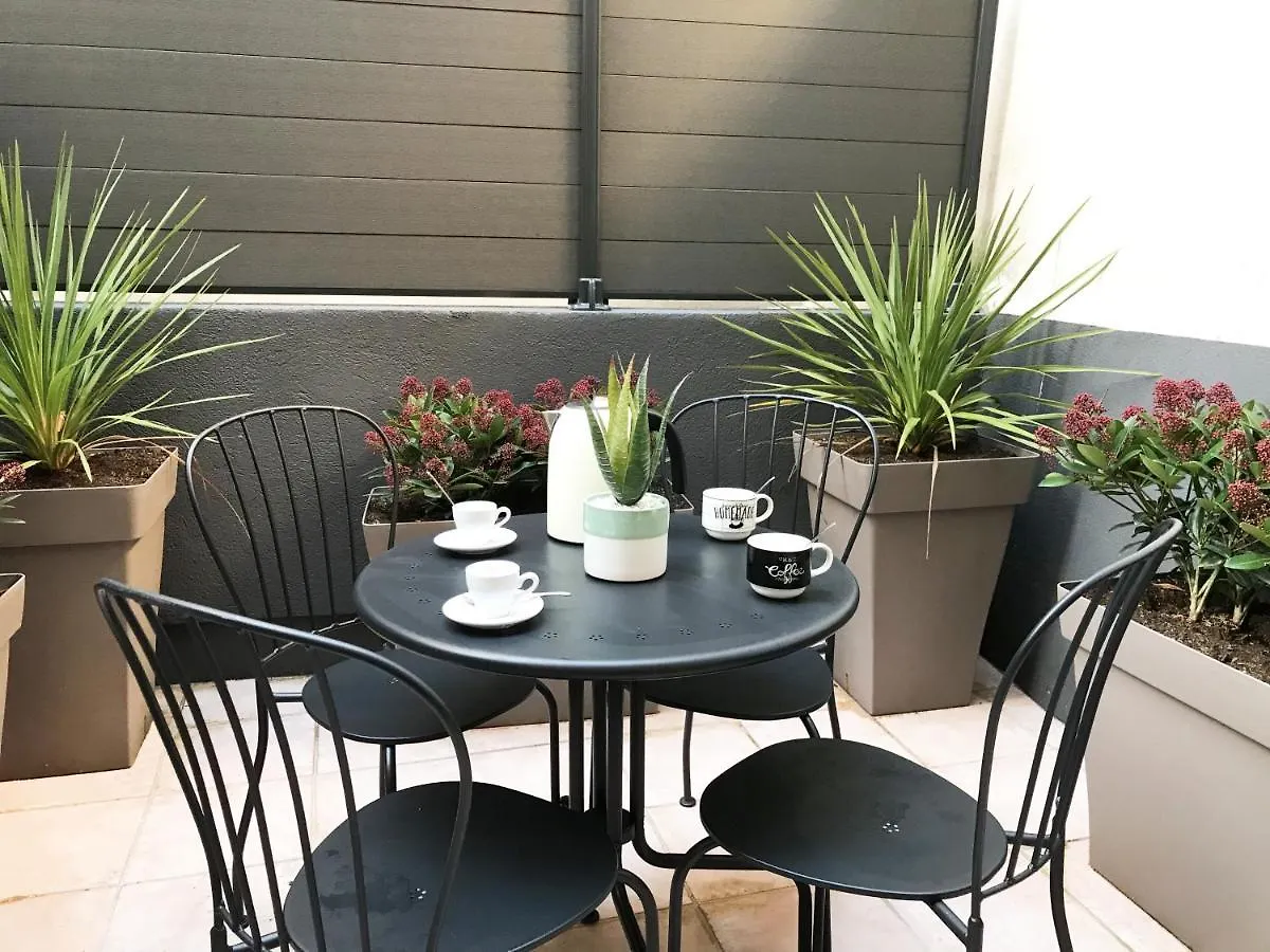 2 Pieces Avec Patio Dans Le Centre De Toulonアパートメント アパート