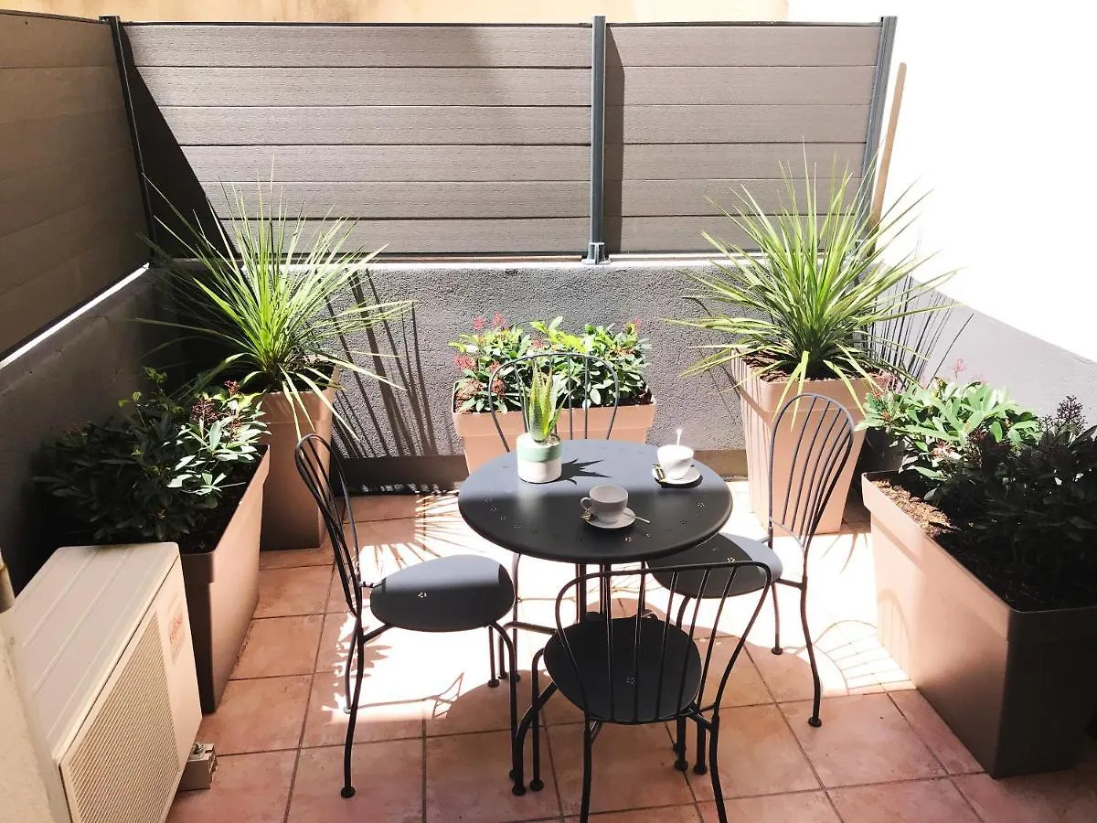 2 Pieces Avec Patio Dans Le Centre De Toulon Apartment