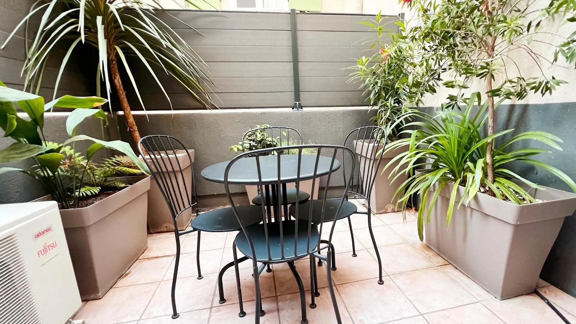 2 Pieces Avec Patio Dans Le Centre De Toulonアパートメント